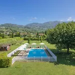 With Private Pool In The Hills Near Lucca بيت للعطل