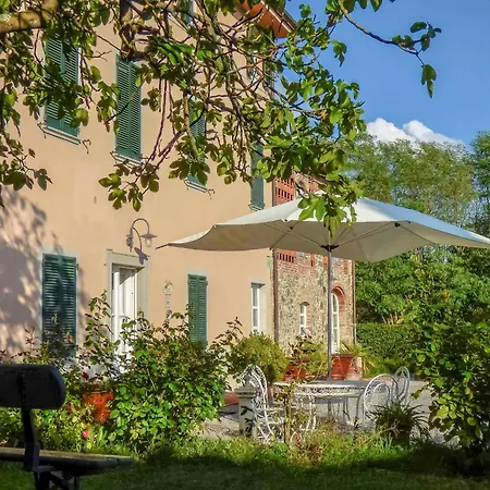 With Private Pool In The Hills Near Lucca بيت للعطل *