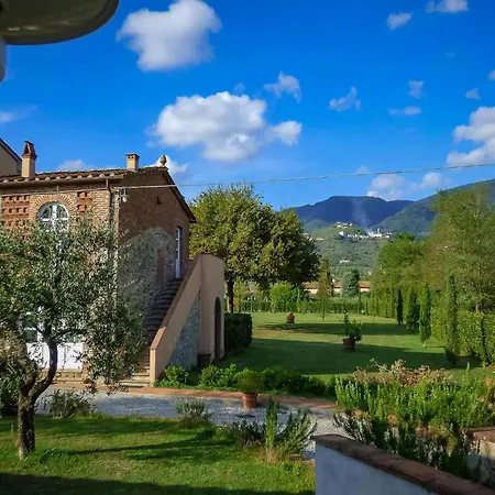 With Private Pool In The Hills Near Lucca بيت للعطل *